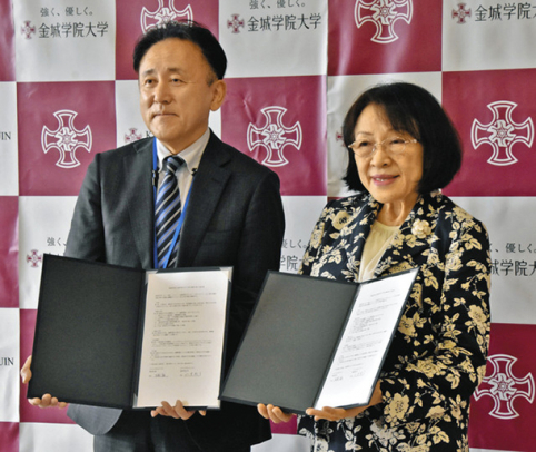 協定を締結した金城学院大の小室学長（右）と暁高の生駒校長＝守山区の同大で