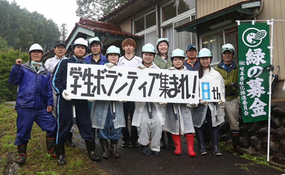 記念撮影する学生と金谷里山整備支隊のメンバー＝美濃加茂市山之上町で