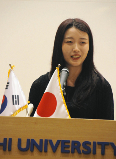 韓国語でスピーチする水野さん＝名古屋市中村区の愛知大名古屋キャンパスで