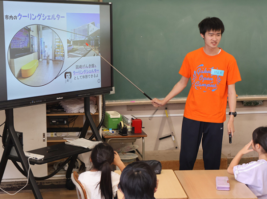 熱中症の正しい予防法を解説する学生＝岡崎市大和町の矢作南小で