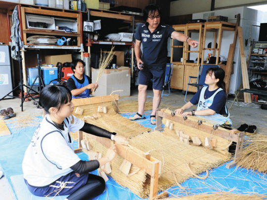 米俵を編む学生＝穴水町下唐川で