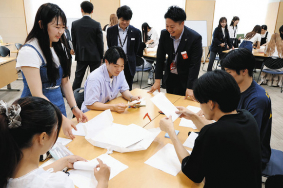 授業中にＡＴグループの社員らと話し合う学生ら＝名古屋市天白区の名城大で