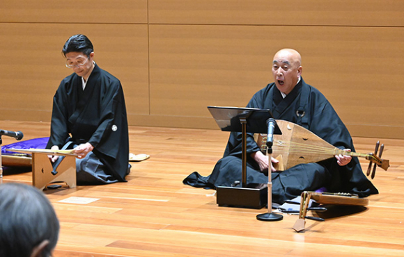 平曲を披露する鈴木さん（右）と高橋さん＝昭和区の中京大で