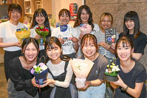 個性あふれる新商品を開発した名城大の学生たち＝中村区の日比谷花壇ＫＩＴＴＥ名古屋店で