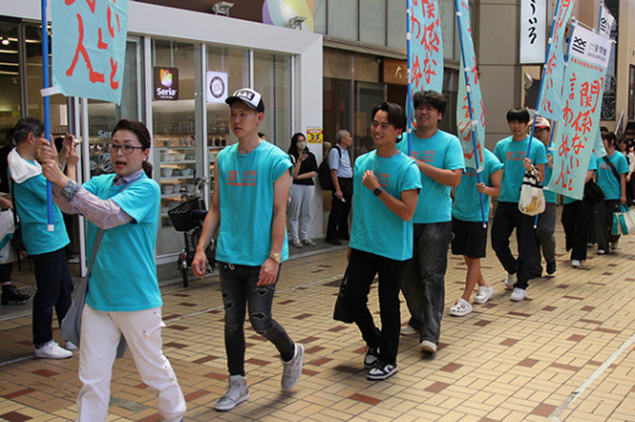 参院選の投票を呼びかける至学館大の学生ら=名古屋市中区の大須商店街で