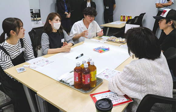 男女共同参画について議論する参加者＝瑞穂市の朝日大で