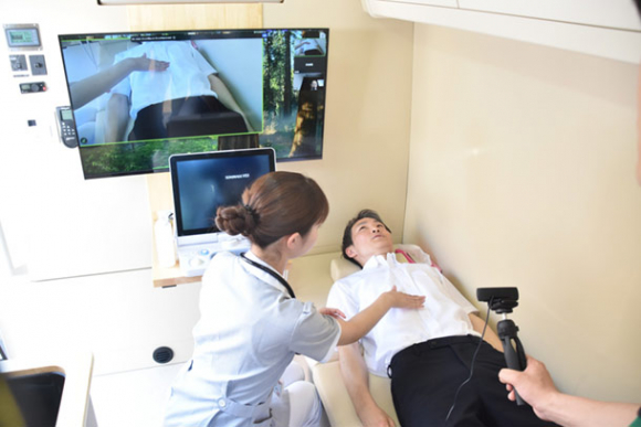 カメラなどを通じて医師と遠隔での診察を実演する学生ら＝関市市平賀の岐阜医療科学大で