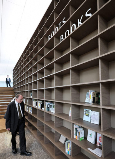 本棚や読書できる空間がある「ルーツ・ブックス」＝名古屋市千種区の名古屋大で