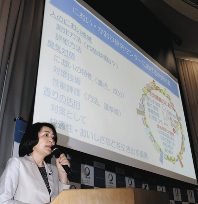 自らが携わる研究内容について説明する光田教授=名古屋市南区の大同大で