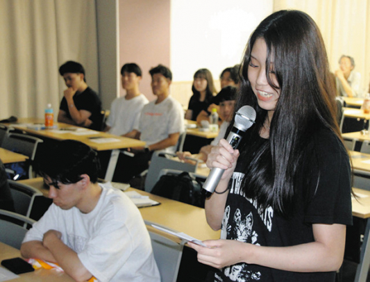 映画を見た感想などを述べる学生ら＝名東区の愛知東邦大で