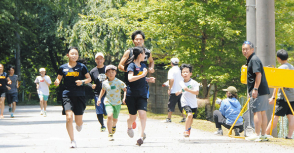 名城大女子駅伝部員の先導で走る子どもたち＝豊根村上黒川で