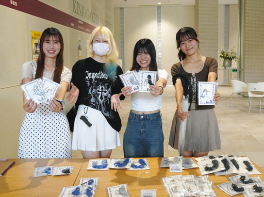 有松絞のリップケースを考案し、学内で販売する金城学院大の学生＝守山区の同大で