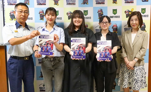 パンフレットの完成を報告した学生ら＝岡崎市朝日町の市消防本部で