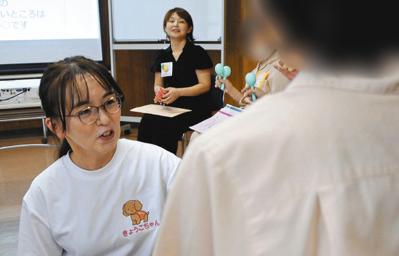 受刑者たちに質問する学生たち＝豊橋市今橋町の豊橋刑務支所で（一部画像処理）