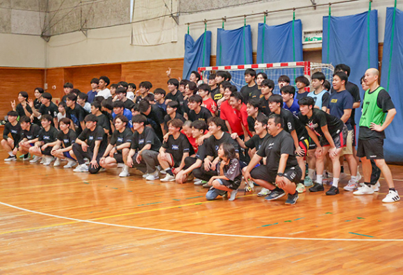３試合を終えたＯＢと部員ら＝春日井市松本町の中部大で