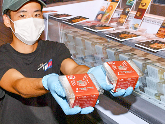 名古屋学院大の学生と中日本海産が共同開発した「能登アラビアータちりめん」=栄の松坂屋名古屋店で