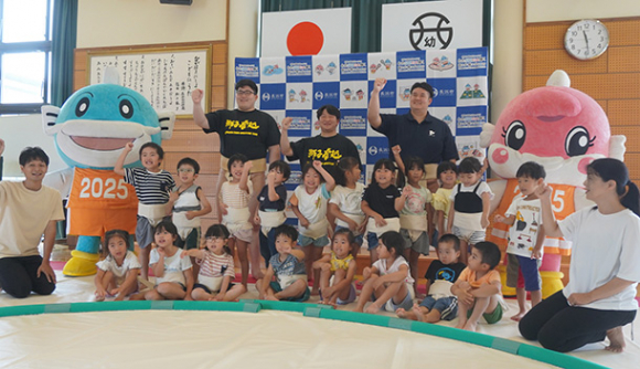 朝日大相撲部の学生（後方）らと交流した園児ら＝長浜市相撲町の長浜西幼稚園で
