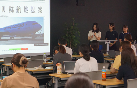 企業の提示した課題に対し考えた解決策を発表する学生=名古屋市西区の名古屋外国語大名駅キャンパスで