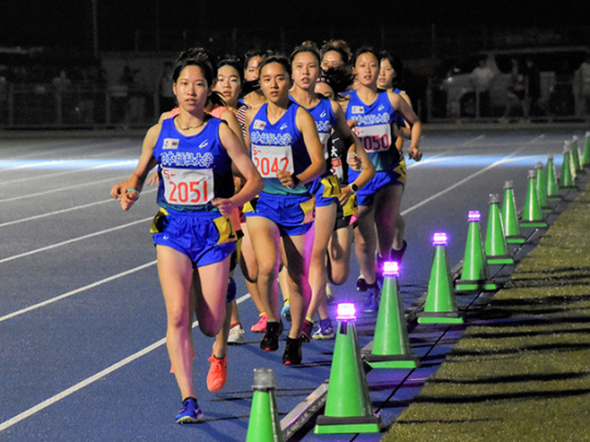 ペースマーカーを頼りに走る選手＝美浜町の町運動公園陸上競技場で