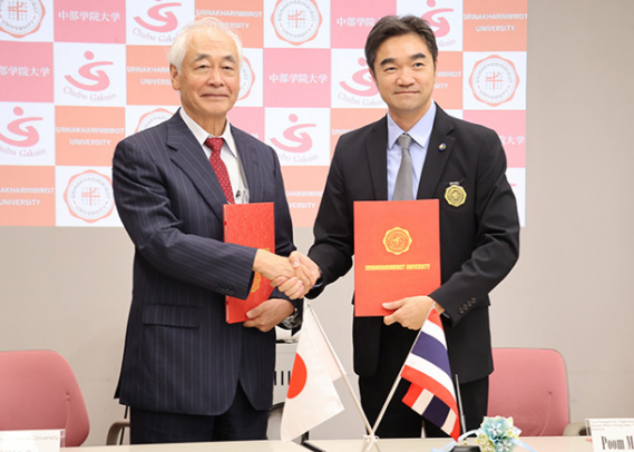 協定書を交わした本島学長(左)とプーム副学長=関市桐ケ丘の中部学院大関キャンパスで