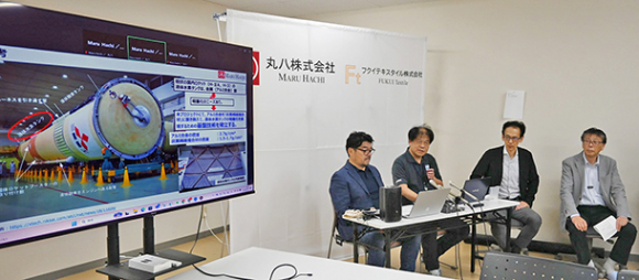 事業を説明する菅原社長（左）ら＝２５日午後、坂井市の丸八本社で