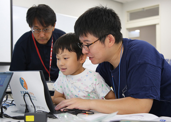 教室に参加する親子と指導する蜂巣教授(左)=名古屋市昭和区の南山大で