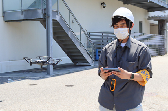 トイドローンを操作する学生＝豊田市岩神町で