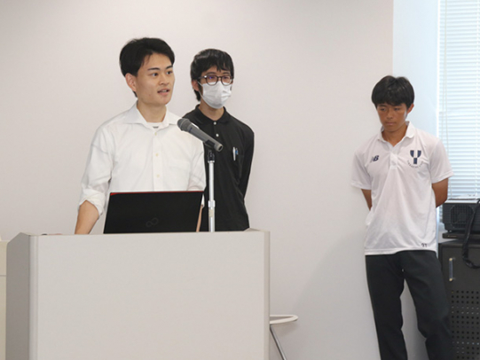 提言を発表する学生＝川越町役場で