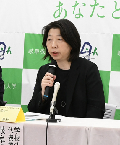 記者会見で新学部について説明する河田学長＝岐阜市東鶉の岐阜保健大で