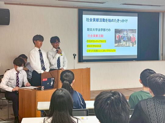 中高生に向けて活動を紹介する朝日大の法学部生＝岐阜市橋本町で