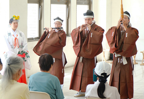 雅楽の演奏を披露する皇学館大の学生たち＝伊勢市の近鉄宇治山田駅で