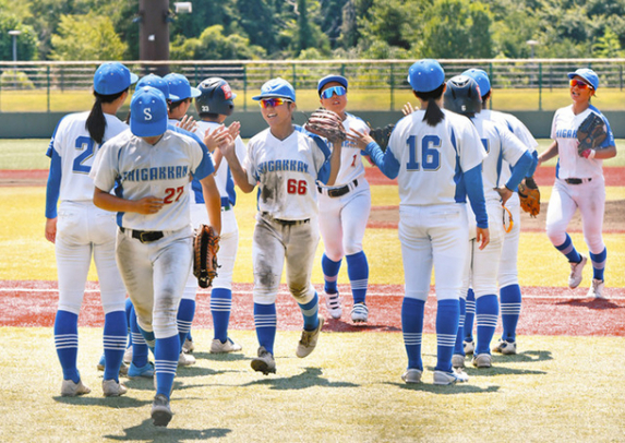 準決勝ではつらつとプレーする至学館大ナイン=岐阜県可児市のカヤバスタジアムで