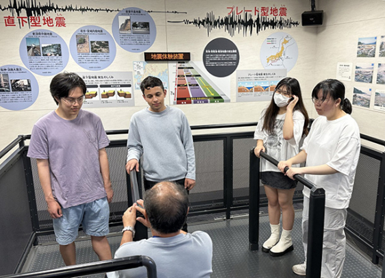 地震を模擬体験する留学生たち=東海市加木屋町の市地域防災センター