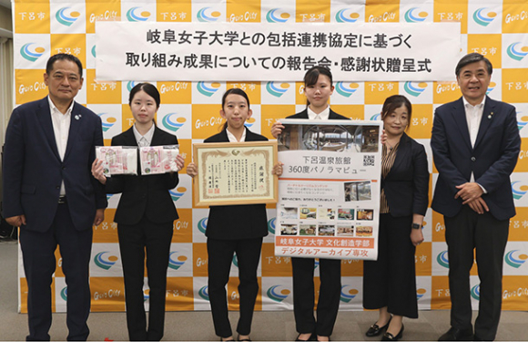 取り組みを報告した学生ら＝下呂市役所で