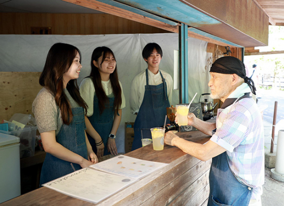 ドリンクを注文したお年寄り（右）と話す愛知工業大の学生たち＝瀬戸市岩屋町で