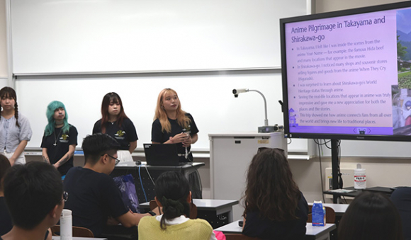 校外学習を振り返る外国人留学生ら=名古屋市昭和区の南山大で