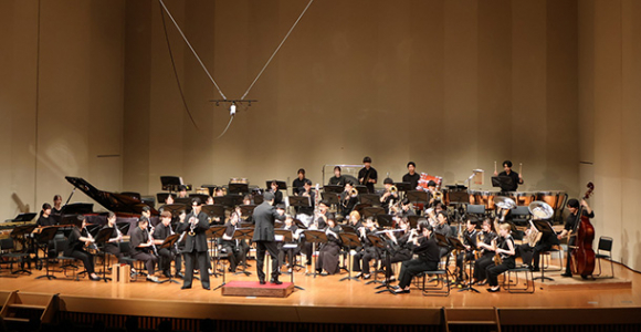 児玉さんをゲストに迎えて演奏する名古屋音楽大の楽団員＝飛騨市古川町で