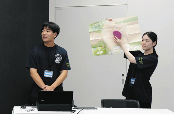 藤田医科大の「藤田ＰＵＳＨ」を紹介する戸崎さん（左）と、福来さん。胸骨圧迫とＡＥＤの使用方法を短時間で学ぶことができるツール「あっぱくんライト」を紹介＝名古屋・栄の中日ビルで