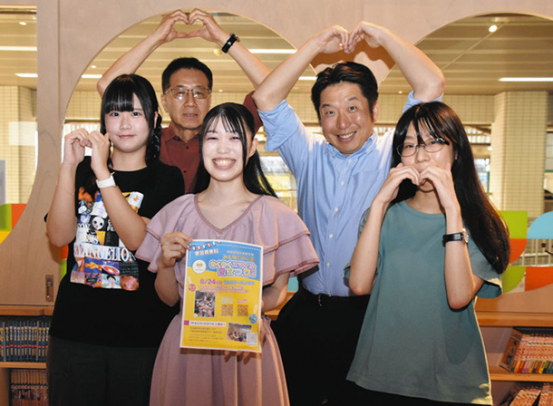 まちづくり構想に取り組む加藤さん（右から２人目）、松本さん（中）ら＝守山区大森３のマチコヤで