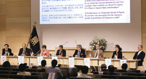 アジア情勢や日中関係などについて討論するパネリストら＝名古屋市中村区の愛知大で