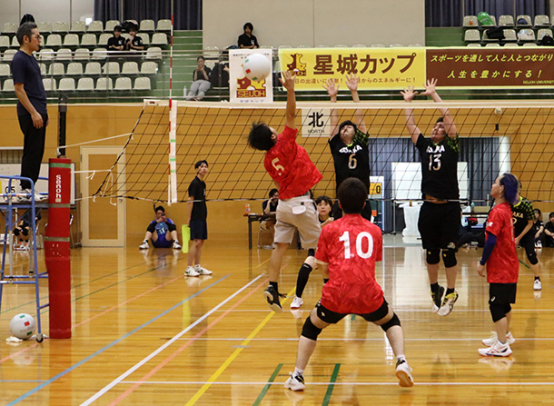 熱戦を繰り広げる参加者たち=名古屋市東区の東スポーツセンターで