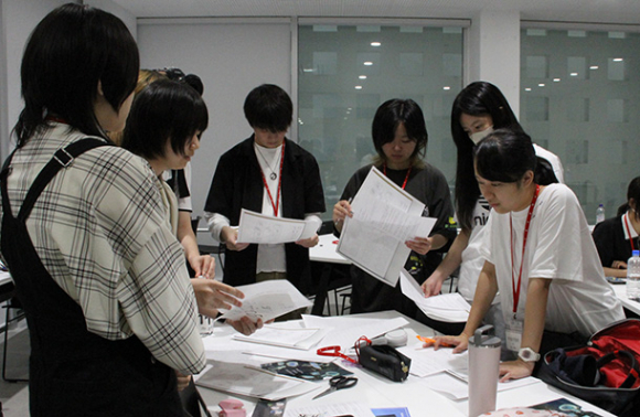 ワークショップで、撮影に向けて準備する学生たち＝名古屋市北区の名古屋造形大で