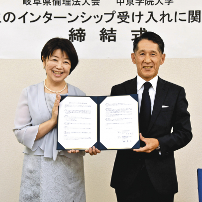 協定書に署名した林学長（右）と上原会長＝瑞浪市土岐町で