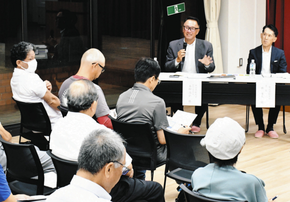 役員を前に移転・集約について説明する林学長（右端）と高柳本部長（左隣）＝多治見市笠原町の笠原交流センターで