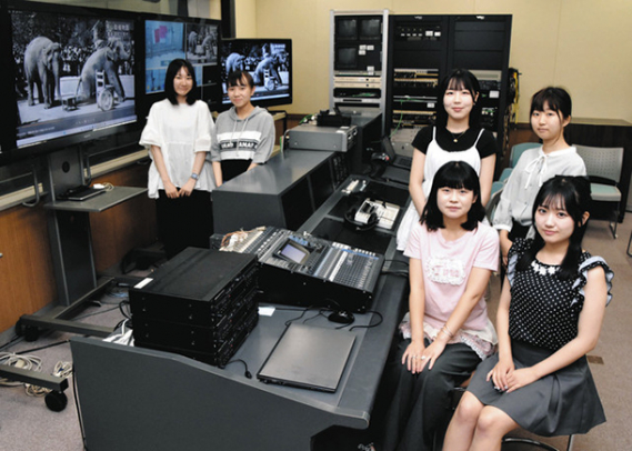 作品を制作した（前列左から）徳毛さん、石川さんら学生たち＝千種区の椙山女学園大で