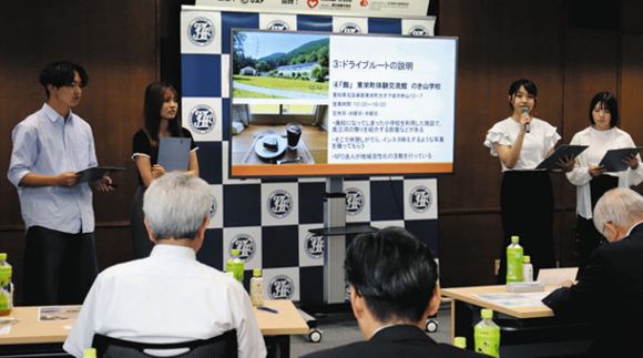 奥三河を舞台にしたドライブスタンプラリーを提案し、優勝した中京大のチーム＝名古屋市昭和区のＪＡＦ愛知支部で