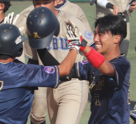  延長１０回無死満塁からサヨナラ打を放った愛工大の宍戸（右）