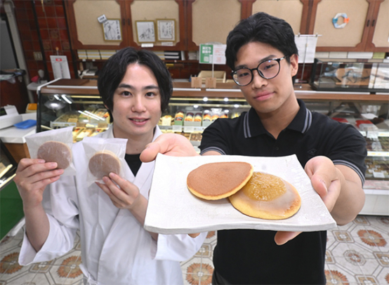 梅ジャムを挟んだどら焼きを開発した中京大の土井さん（右）と店の３代目の南谷さん＝千種区新西の「栗の屋本家」で