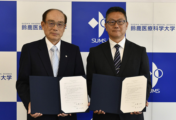 高大連携協定に調印した加藤校長(右)と豊田学長=鈴鹿市の鈴鹿医療科学大白子キャンパスで