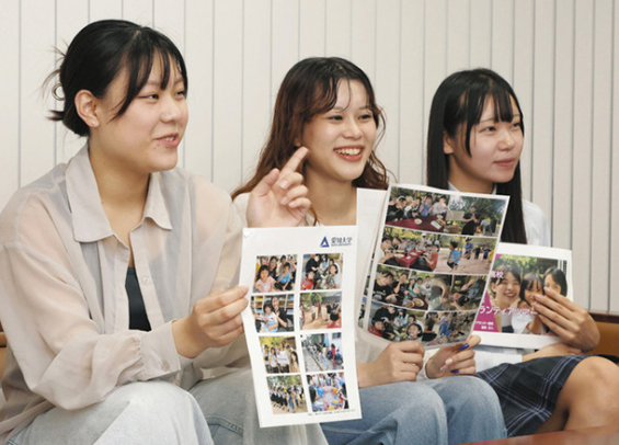 タイでのボランティア活動について報告する（左から）愛知大の鈴木さん、橋本さん、津島高２年の生徒＝中日新聞社で